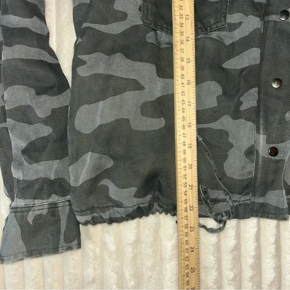 Rails Size Medium Women's Gray Camouflage Jacket with Red Rose Patches - Picture 7 of 9